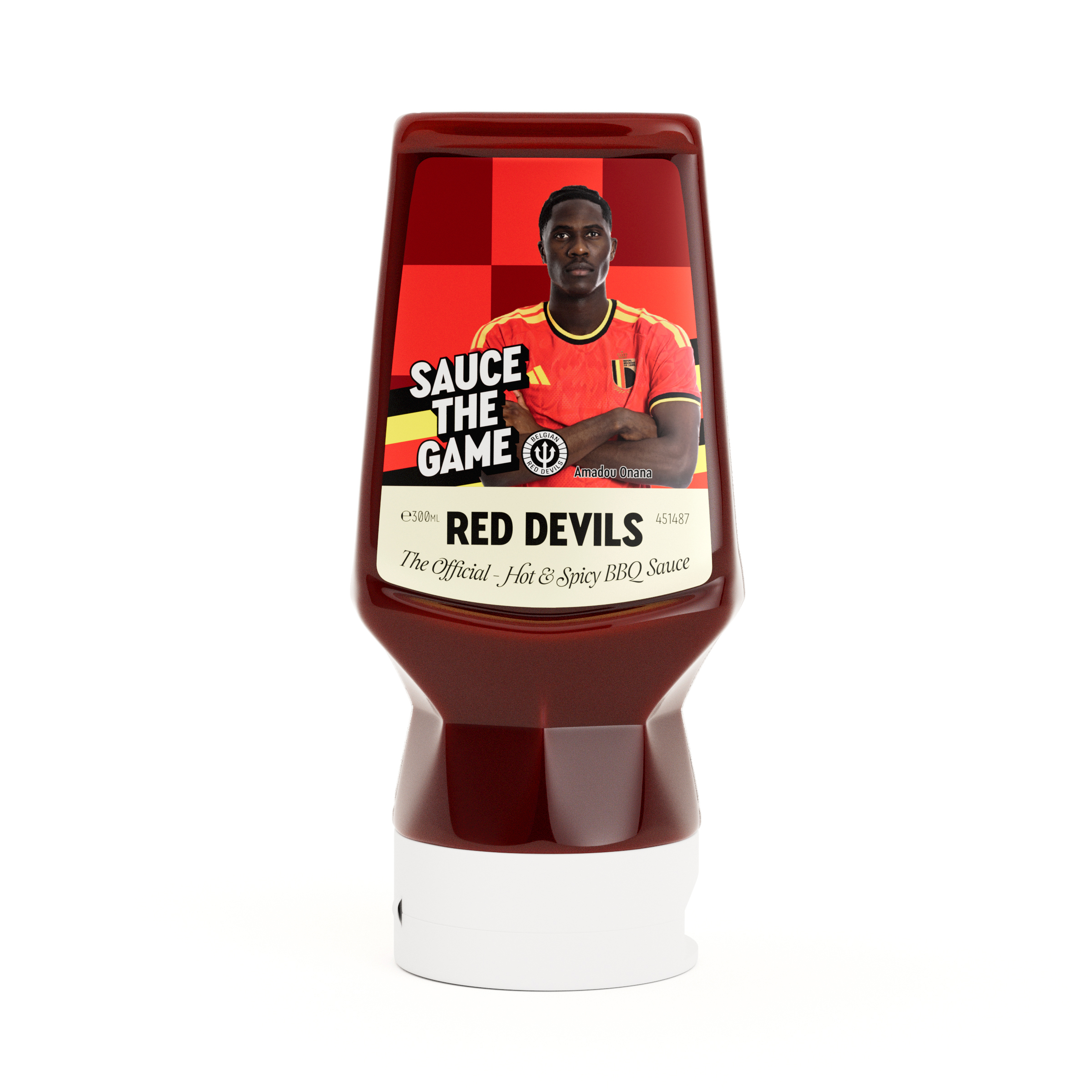 Red Devils-saus 300 ml van het Belgische sausmerk Brussels Ketjep BK. Een pittige barbecuesaus om de Rode Duivels in Amerika te steunen. Verpakking met Amadou Onana