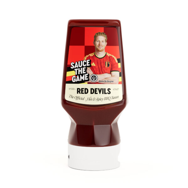 Red Devils-saus 300 ml van het Belgische sausmerk Brussels Ketjep BK. Een pittige barbecuesaus om de Rode Duivels in Amerika te steunen. Verpakking met Kevin de Bruyne